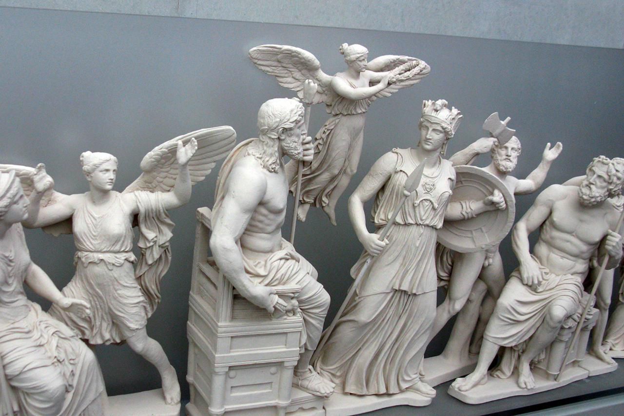 Чем отличаются античные боги олимпийцы от людей. Фронтон Парфенона рождение Афины. Скульптуры Фидия древней Греции. Скульптура Греции Арес и Афина. Статуи древней Греции 12 богов.